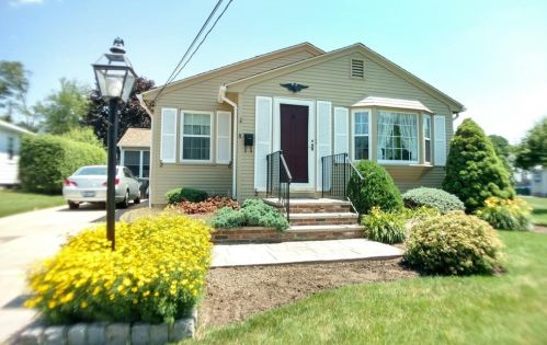 8 Oregon Ave, Providence, RI 02911-2346