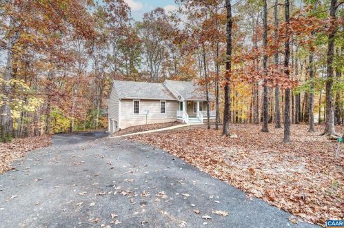 52 Englewood Dr, Bybee, VA 22963-3028