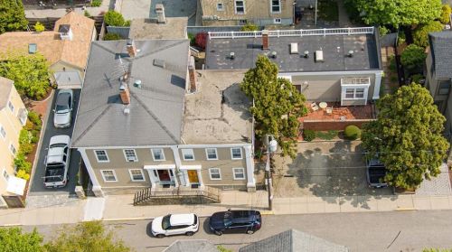 84 John St, Middletown, RI 02840-3108