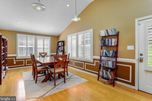 6808 Houndmaster Rd, Springfield VA  22152-2715 exterior