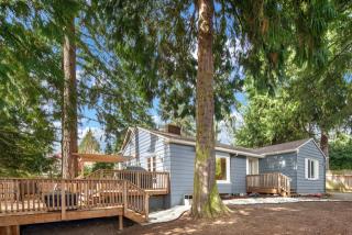 10747 Sand Point Way, Seattle, WA 98125-6925
