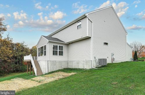 1009 Glen View Dr, York PA  17403-9680 exterior