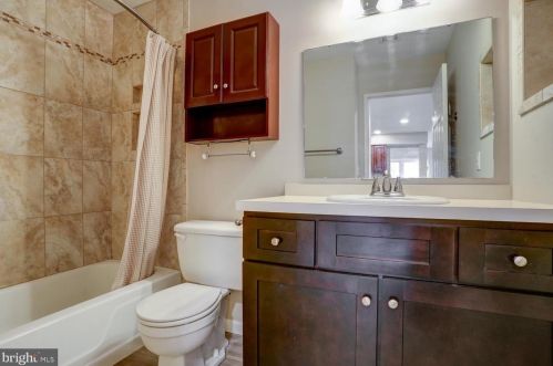 17 Valleybrook Dr, Lancaster PA  17601-4619 exterior