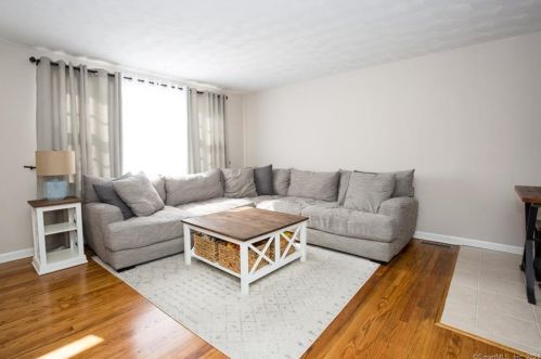 21 Pequot Rd, Wallingford, CT 06492-2813
