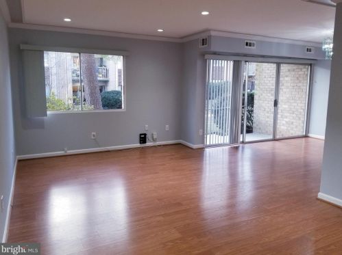 8000 Chanute Pl, Falls Church, VA 22042-1100