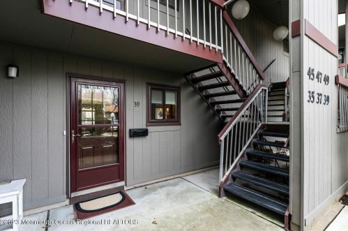 39 Eastport Ct, Tinton Falls, NJ 07701-5431