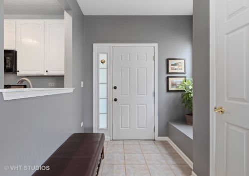 884 Genesee Dr, Naperville, IL 60563-4044