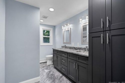 19 Mohawk Cir, Windsor CT  06095-2656 exterior