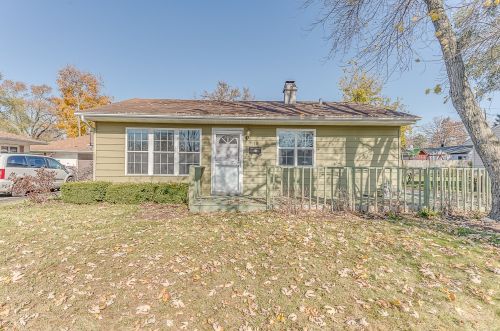 10 Meadowlark Ln, Carpentersville, IL 60110-2226