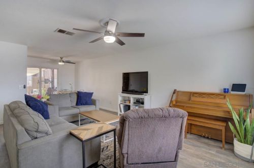304 Graves Ct, El Cajon, CA 92021-1076
