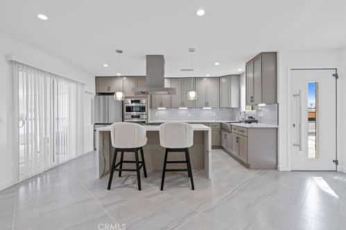 300 Brookhurst St, Anaheim CA  92801-5608 exterior