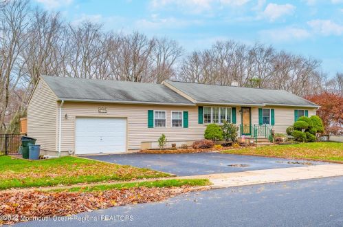 111 Darien Rd, Wall Township, NJ 07731-1807