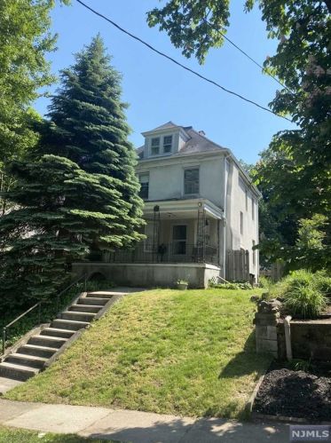 152 Henry St, Hasbrouck Heights, NJ 07604-1105