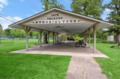 302 Brk Holw Dr, Conroe TX  77385-9107 exterior