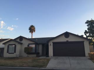 5266 Blossom Ln, Fresno, CA 93725-0910
