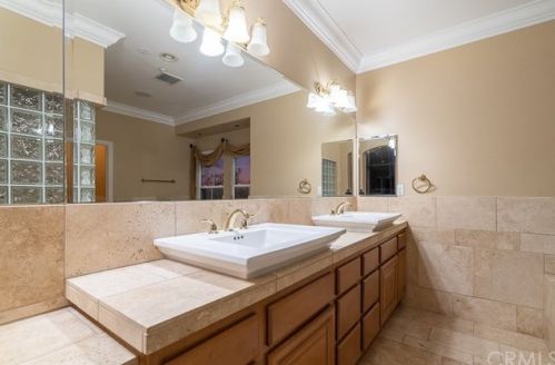 7300 Chateau Rdg Ln, Riverside CA  92506-7542 exterior