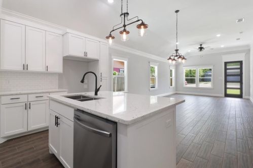2913 Fitzhugh Ave, Fort Worth, TX 76105-3930