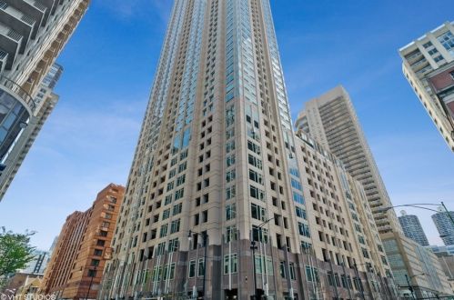 33 Ontario St, Chicago IL  60654-7760 exterior