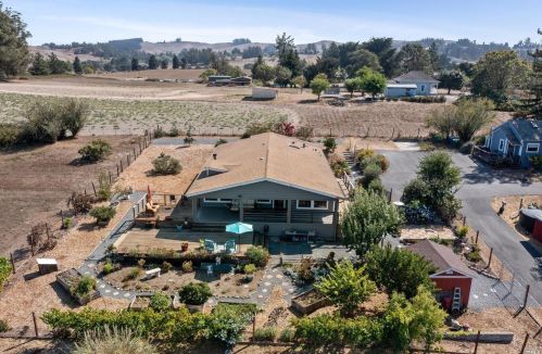 5677 Henning Rd, Sebastopol, CA 95472-6333