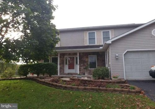 102 Fieldstone Dr, Carlisle, PA 17015-9036