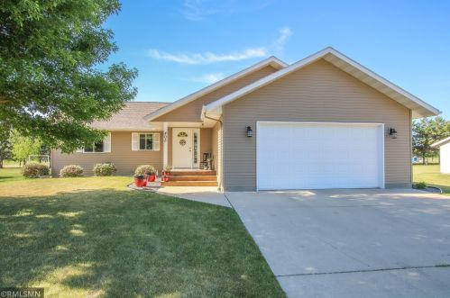 405 Queen St, Osakis, MN 56360-8231