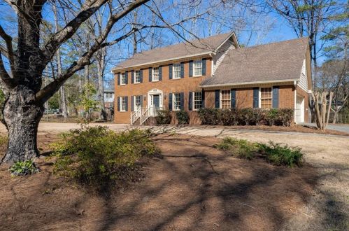 782 Ridgeview Dr, Lilburn, GA 30047-2270