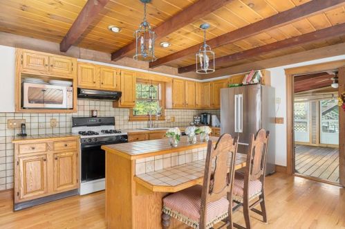 434 Newcomb Rd, North Kingstown, RI 02852-2456