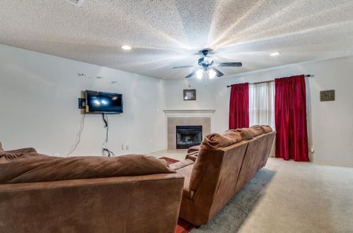 1461 Hedgewood Trl, Fort Worth TX  76112-4455 exterior