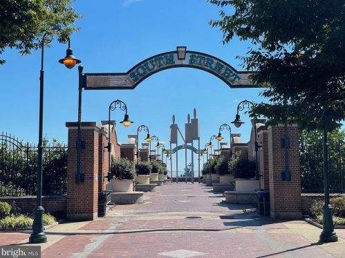 200 Lombard St, Philadelphia PA  19147-1605 exterior