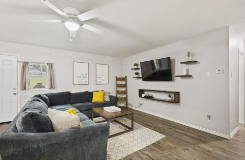 806 Gallant Fox Dr, Dallas, TX 75211-6928