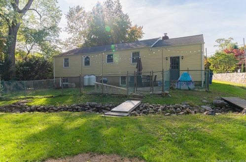 10 Flintlock Rd, Norwalk CT  06850-4425 exterior
