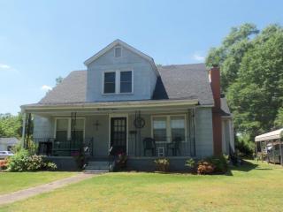 318 Rhyne St, Lincolnton, NC 28092-2330