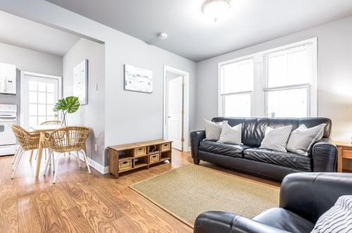 8 Green Pl, Middletown, RI 02840-3104
