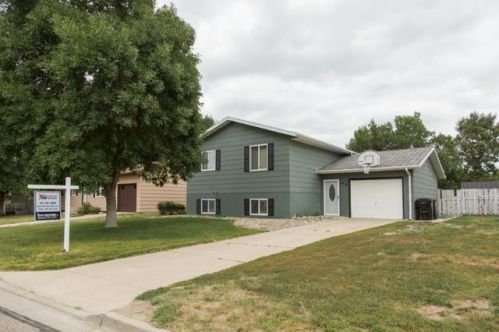 44 Benteen Dr, Bismarck, ND 58504-9126
