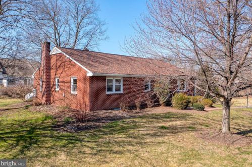 564 Lampeter Rd, Lancaster PA  17602-4010 exterior