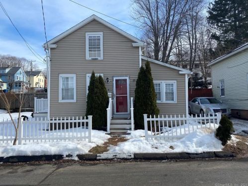 8 Hillside Ct, Middletown, CT 06457-4516