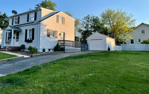 41 18th Ave, Manville, NJ 08835-1527