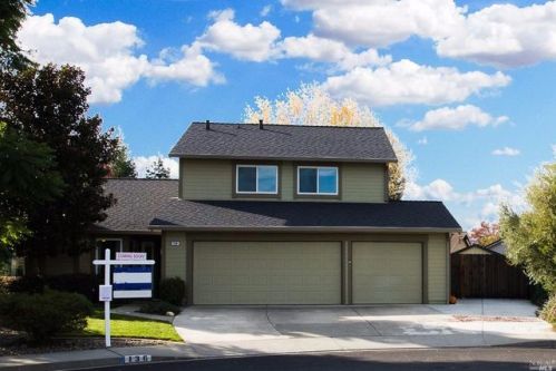 136 Hawk Ct, Vacaville, CA 95687-7282