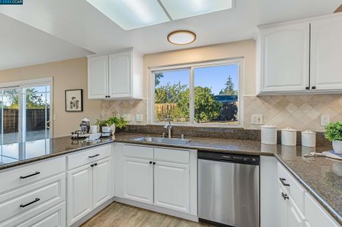 5209 Jomar Dr, Concord CA  94521-2341 exterior