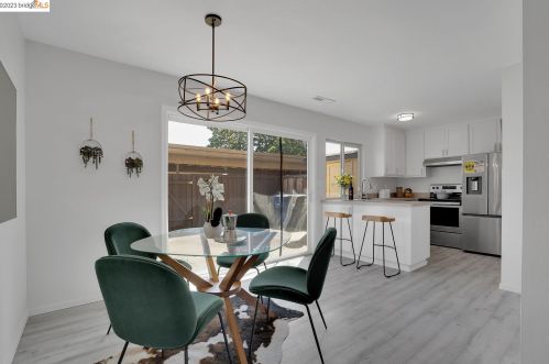27492 Ponderosa Ct, Hayward CA  94545-4129 exterior