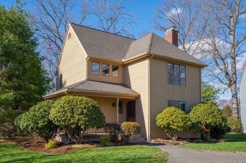 3 Macintosh Ln, Glastonbury, CT 06033-2497