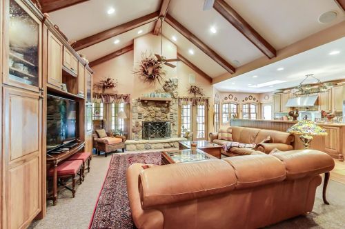 8901 Maple Ave, Willowbrook IL 60527-6469 exterior