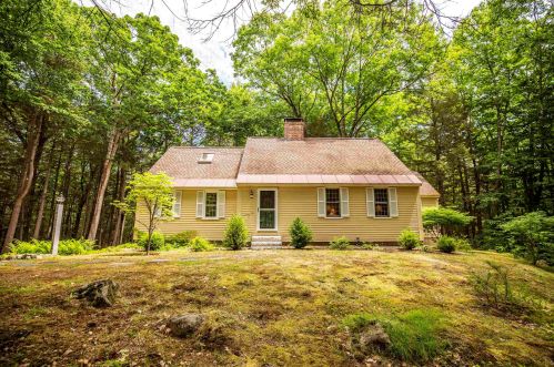 25 Nathaniel Dr, Amherst, NH 03031-2412