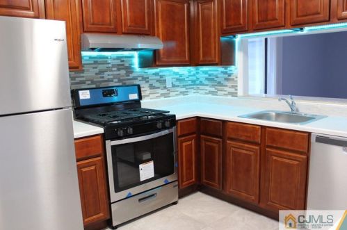 103 Woodbridge Commons Way, Iselin NJ  08830-3014 exterior