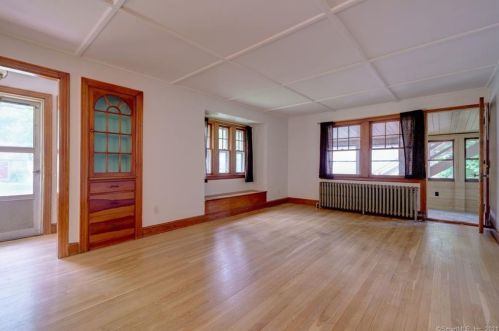 22 Oak St, Waterbury, CT 06705-1126