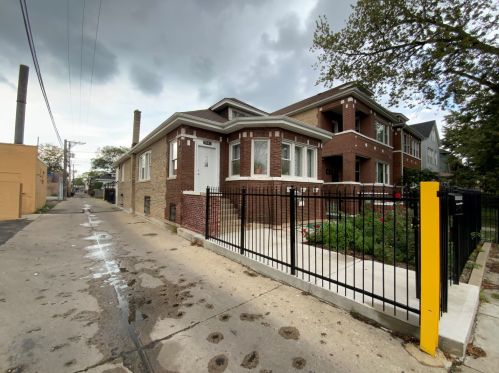 7042 Rockwell St, Chicago, IL 60645-3209
