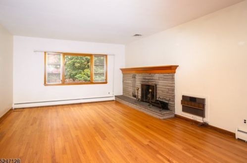 133 Hillside Dr, Bloomingdale, NJ 07403-1532