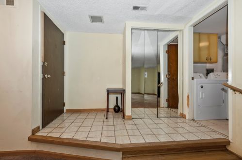 8244 Chestnut Dr, Palos Hills, IL 60465-2555