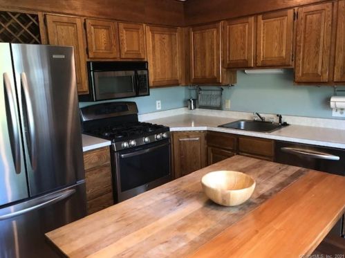 18 Alexander Pl, Wapping, CT 06074-1362