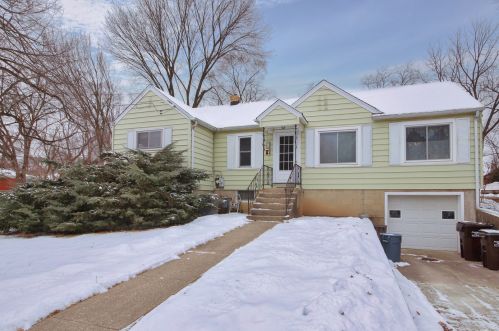 100 Fern Dr, Island Lake, IL 60042-9457